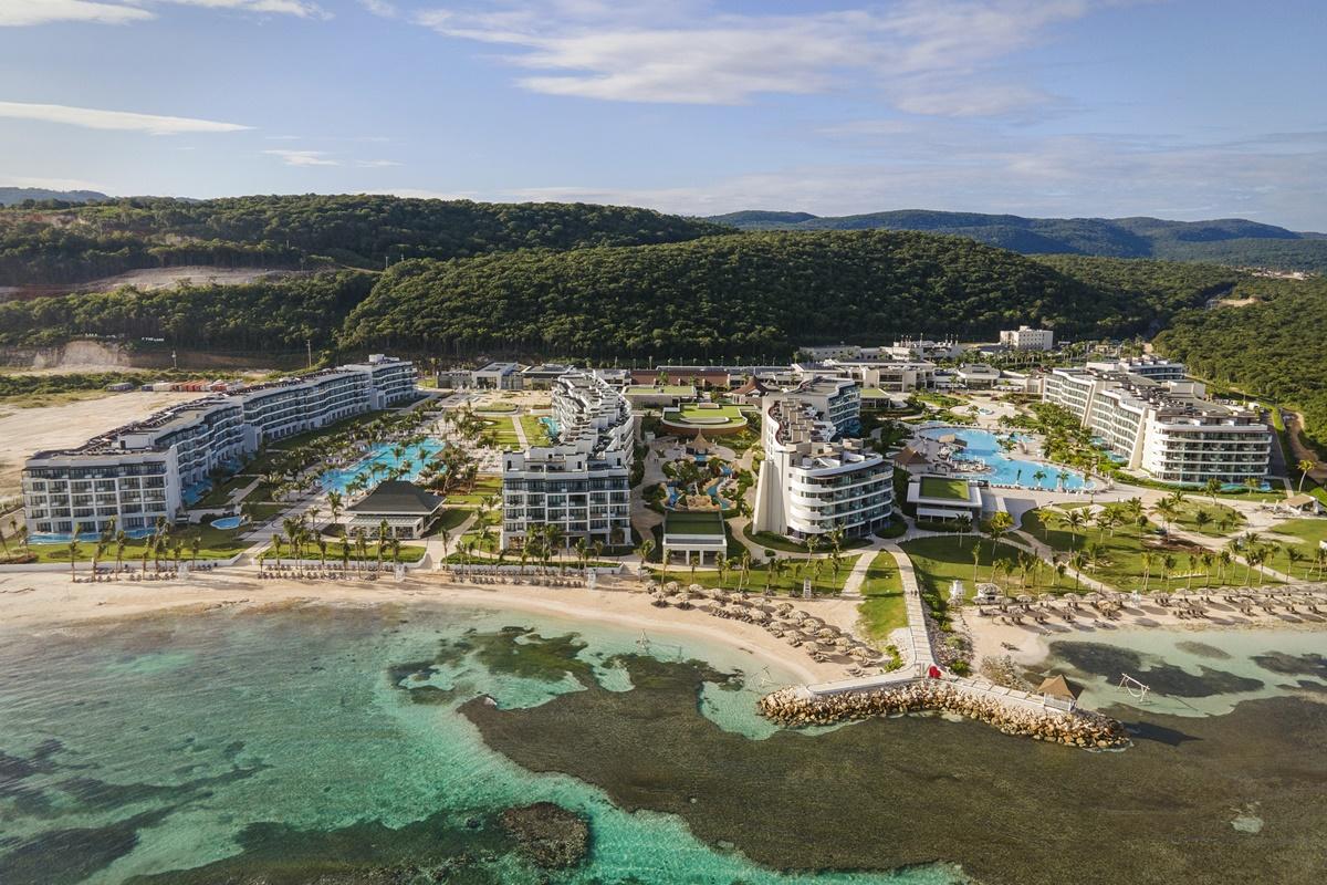 ホテル Ocean Eden Bay (Adults Only) Spring Rises エクステリア 写真 Aerial view of the resort